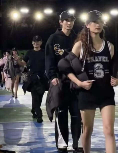 59岁景岗山携儿女走秀：儿子185女儿175（配图3）