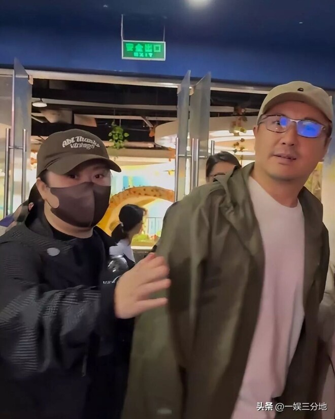 北京偶遇沈腾一家 儿子眼小胖的满脸堆肉（配图40）