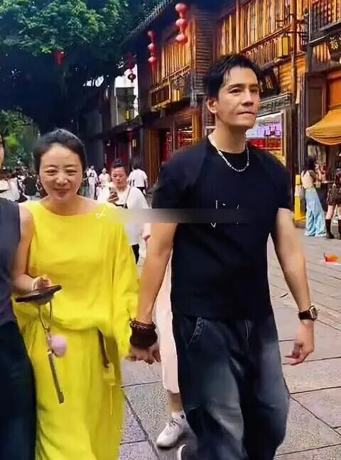 小李琳素颜眼肿体肥 经超胸肌健硕被嘲像母子（配图15）