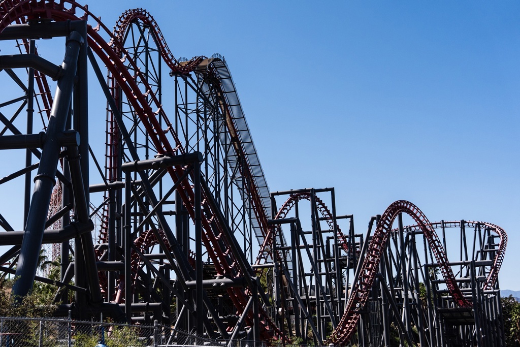 在傳出死亡事故、上百人指控腦損傷後，美國南加州六旗魔術山（Six Flags Magic Mountain）遊樂園29日宣布，將永久關閉旗下聞名全球的X2雲霄飛車。（美聯社）