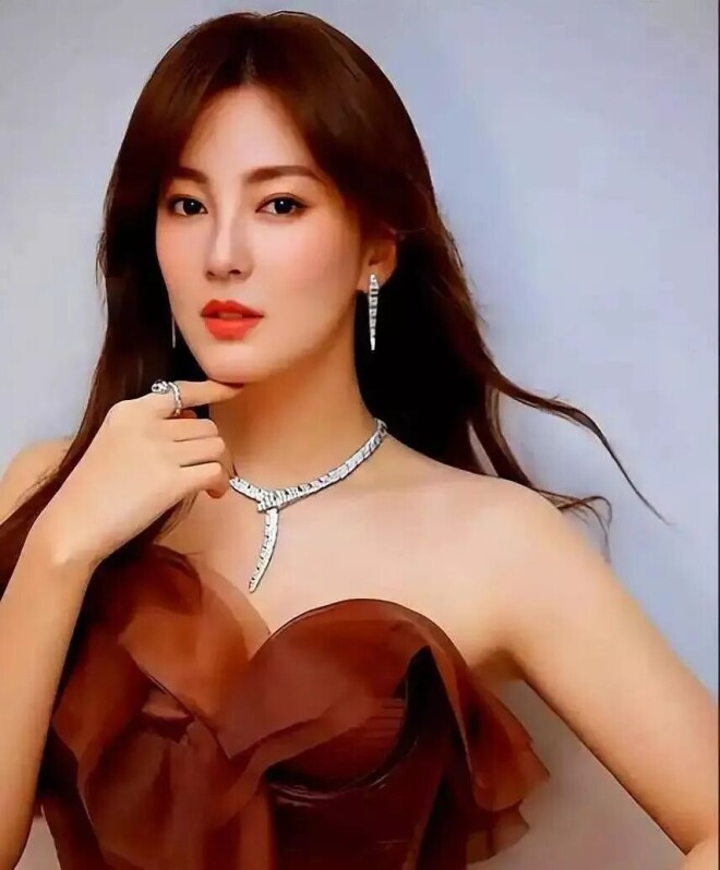 十大高开低走的伤仲永女星 光性感美艳远远不够（配图1）