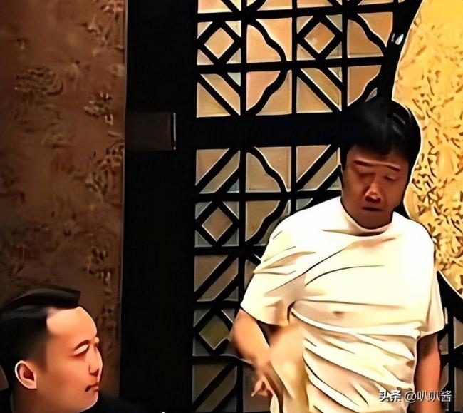 手机在桌缝里录了40分钟 他一顿饭就被卖了