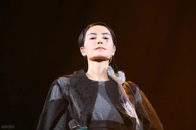 57岁王菲现身女儿演唱会 短裤雨靴秀美腿白又薄（配图22）