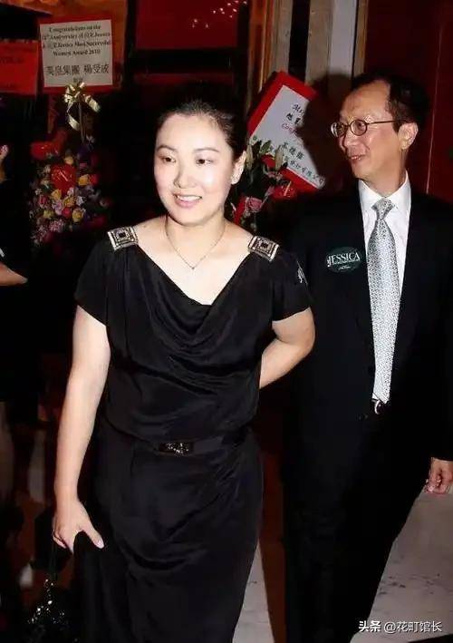 伏明霞全家罕见同框 完全富婆样 女儿似明星