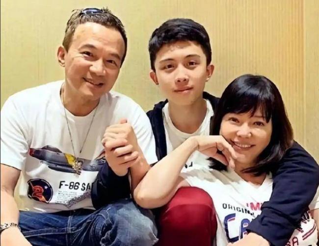 被畸形母爱毁掉的星二代：母乳12年，同床15年