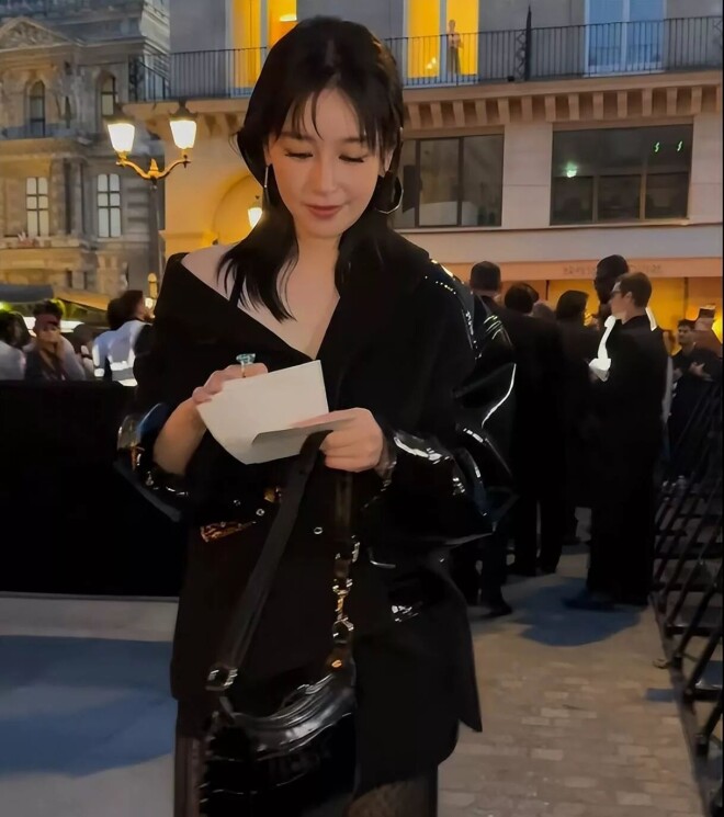 杨紫穿恨天高身材五五分 头大肩小好辣眼（配图7）