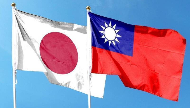 日本与台湾国旗并列。日本政府调整部分国家资格的登记规定，让医师等部分资格的申请者可在相关栏位登记「台湾」等地区名称。（路透资料照）