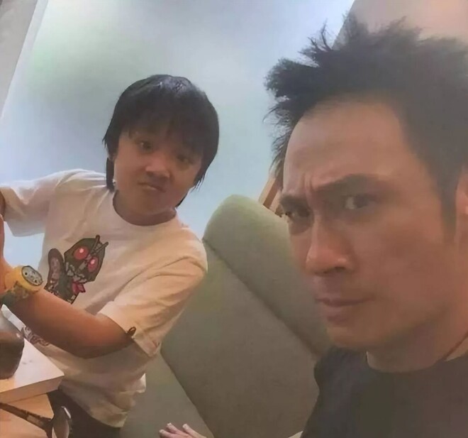 她嫁给吴镇宇20年从不做家务 55岁仍像少女（配图7）