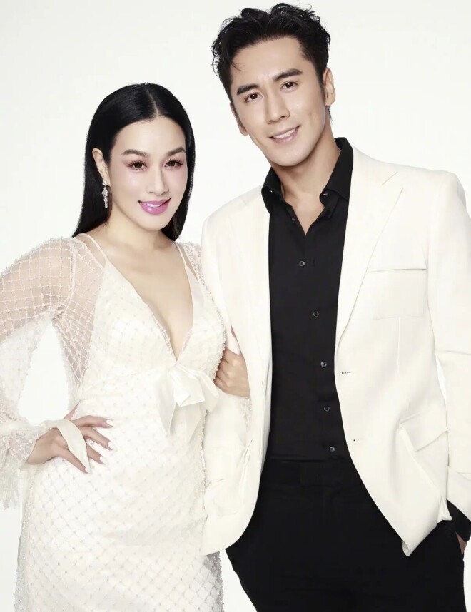 钟丽缇夫妇走机场：她腰粗胯宽 张伦硕打扮潮酷（配图1）