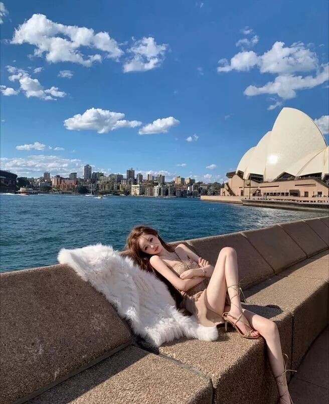 王思聪女友懒懒身材引热议 双腿细得像筷子（配图2）