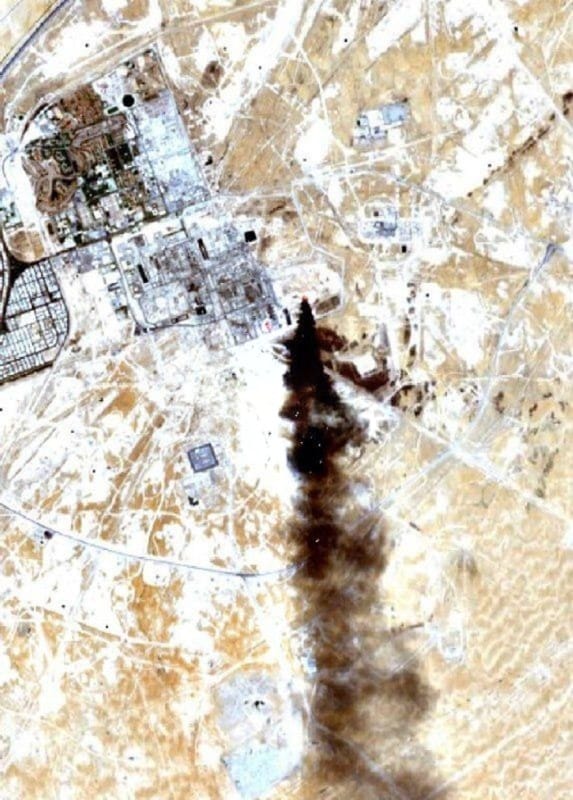 卫星影像显示，阿布凯克石油处理设施遭受无人机攻击，出现大量黑色烟雾柱上升。   图：翻摄自X @HormuzLetter