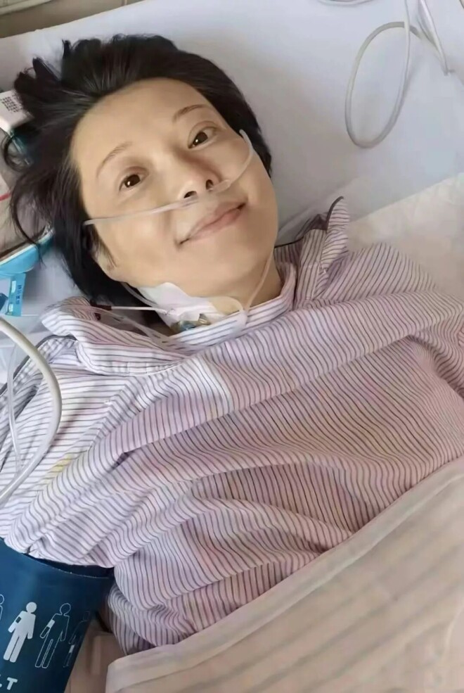 54岁袁立模样变了 一身黑衣像胡因梦（配图1）