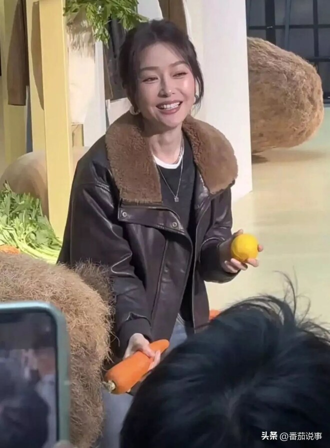 秦岚北京荟聚生图曝光 被说显老像闫妮（配图2）