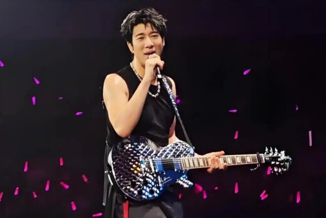 王力宏携父母享受天伦 李靓蕾素颜等公交带三娃（配图15）