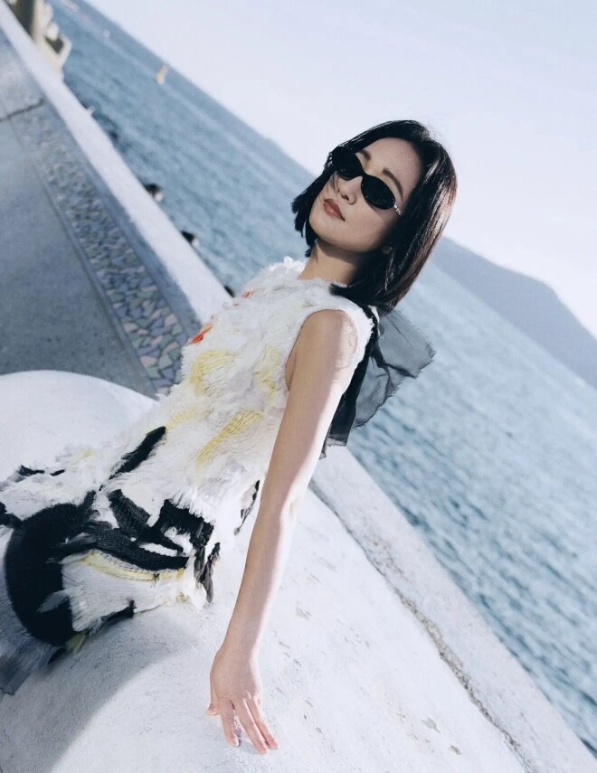 51岁周迅同框71岁奚美娟 一个灵动一个优雅（配图10）