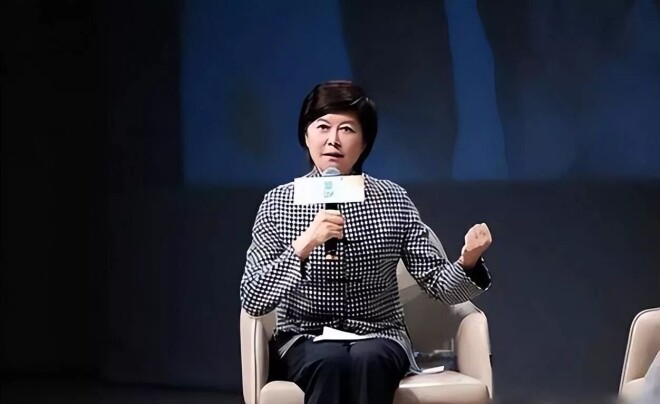 董卿现身敬一丹追悼会 头发染了但凌乱憔悴（配图16）