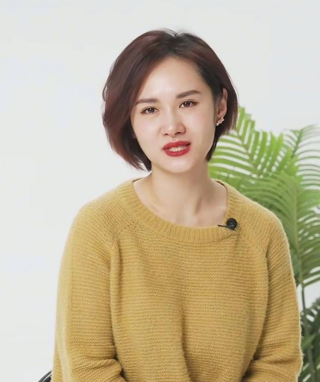 《奥德赛》剧组访华 上海女主持弯腰、屈膝....