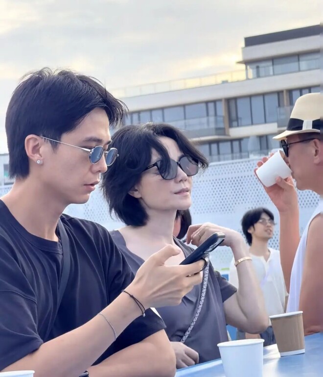 57岁王菲现身女儿演唱会 短裤雨靴秀美腿白又薄（配图10）