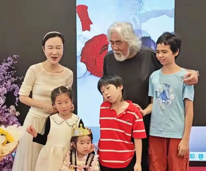 张纪中让全家讲英文被骂惨 让小娇妻怀孕生五胎（配图2）
