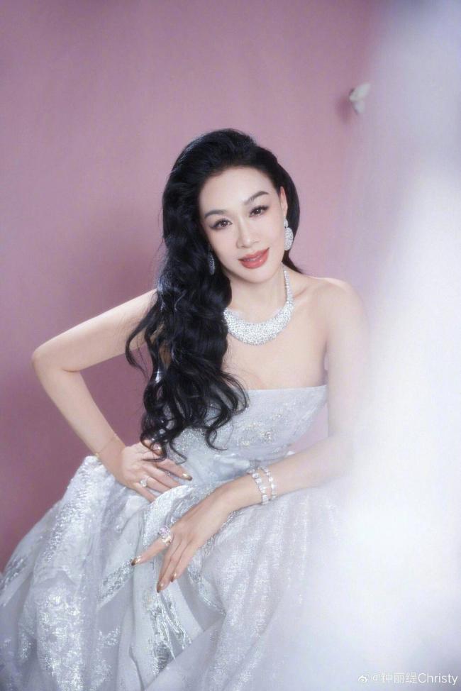 香港“一代女神”16岁女儿身材高挑，有意入行