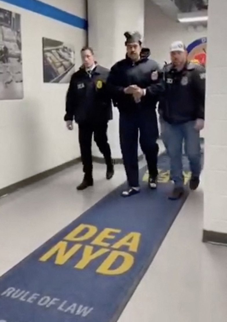 白宮於美東時間3日深夜公布委內瑞拉總統馬杜洛被押解「遊街」的影片，畫面中可見他雙手上銬，在美國緝毒局幹員戒護下，緩步穿越緝毒局紐約分局走廊。法新社