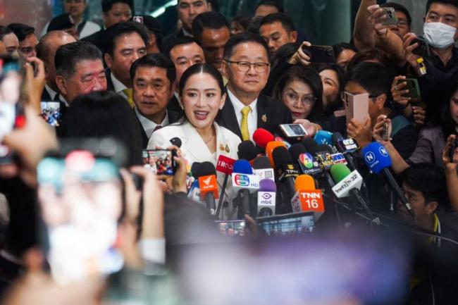 泰美女总理亮相弹劾辩论 香奈儿配红底鞋很飒