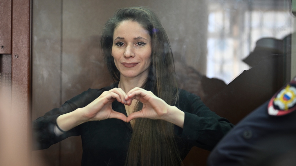 Antonina Favorskaya 站在俄罗斯莫斯科巴斯曼地区法院法庭的玻璃笼子里，3 月 29 日星期五，2024 年。（美联社照片/德米特里·谢列布里亚科夫）