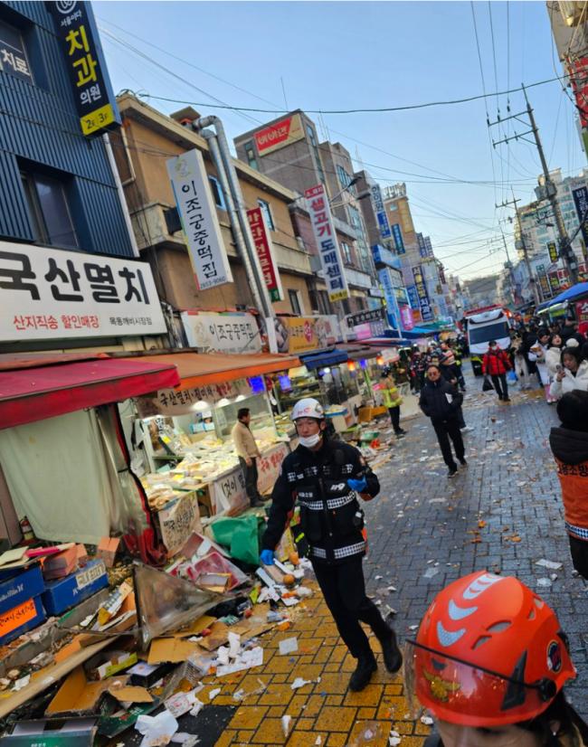 突发：韩国首尔市场附近发生车辆冲击人群事件