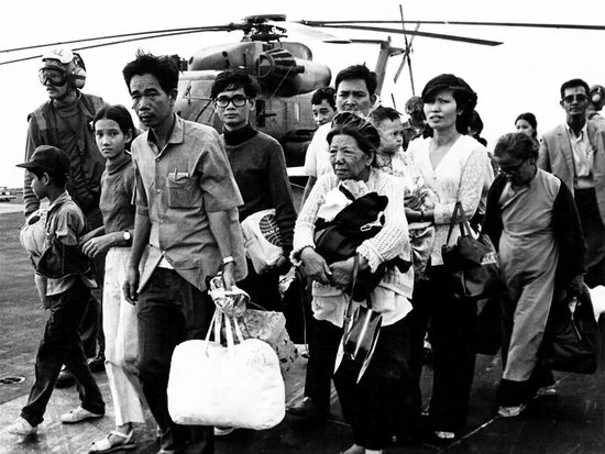 ·1975年，美军在西贡撤退，越南难民登上美军舰艇。（美联社历史档案）