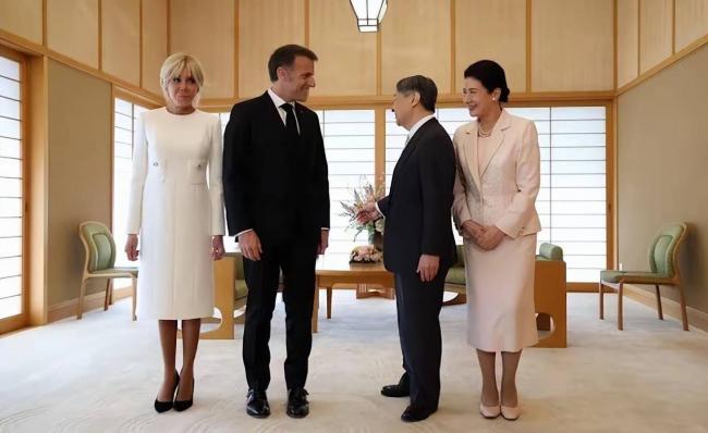 马克龙对日本皇后行吻手礼 爱妻穿紧身裙高跟鞋