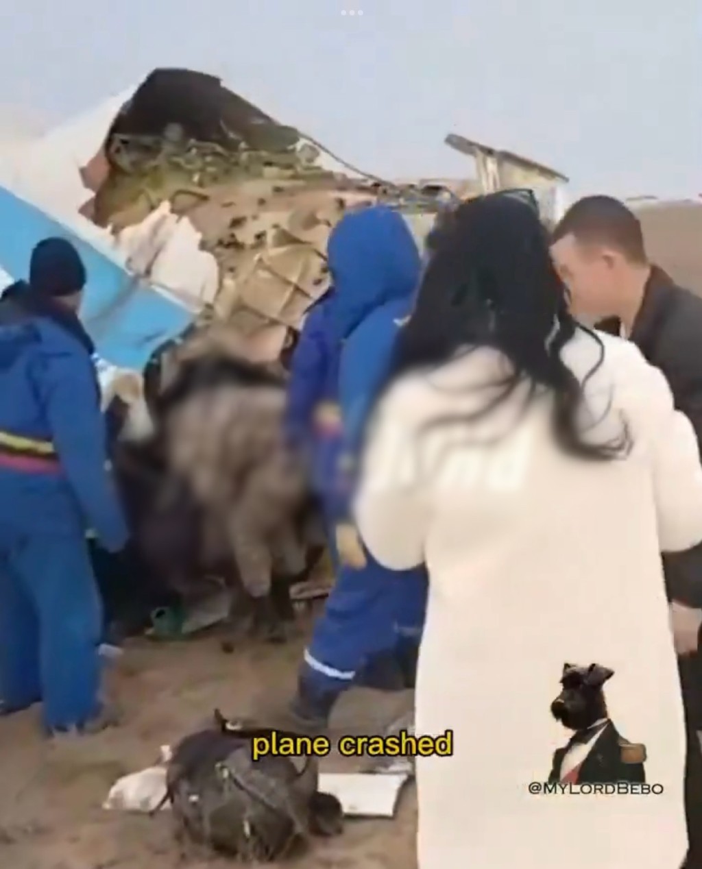 身穿迷彩服的人从机舱里把生还者拉出来。 X影片截图