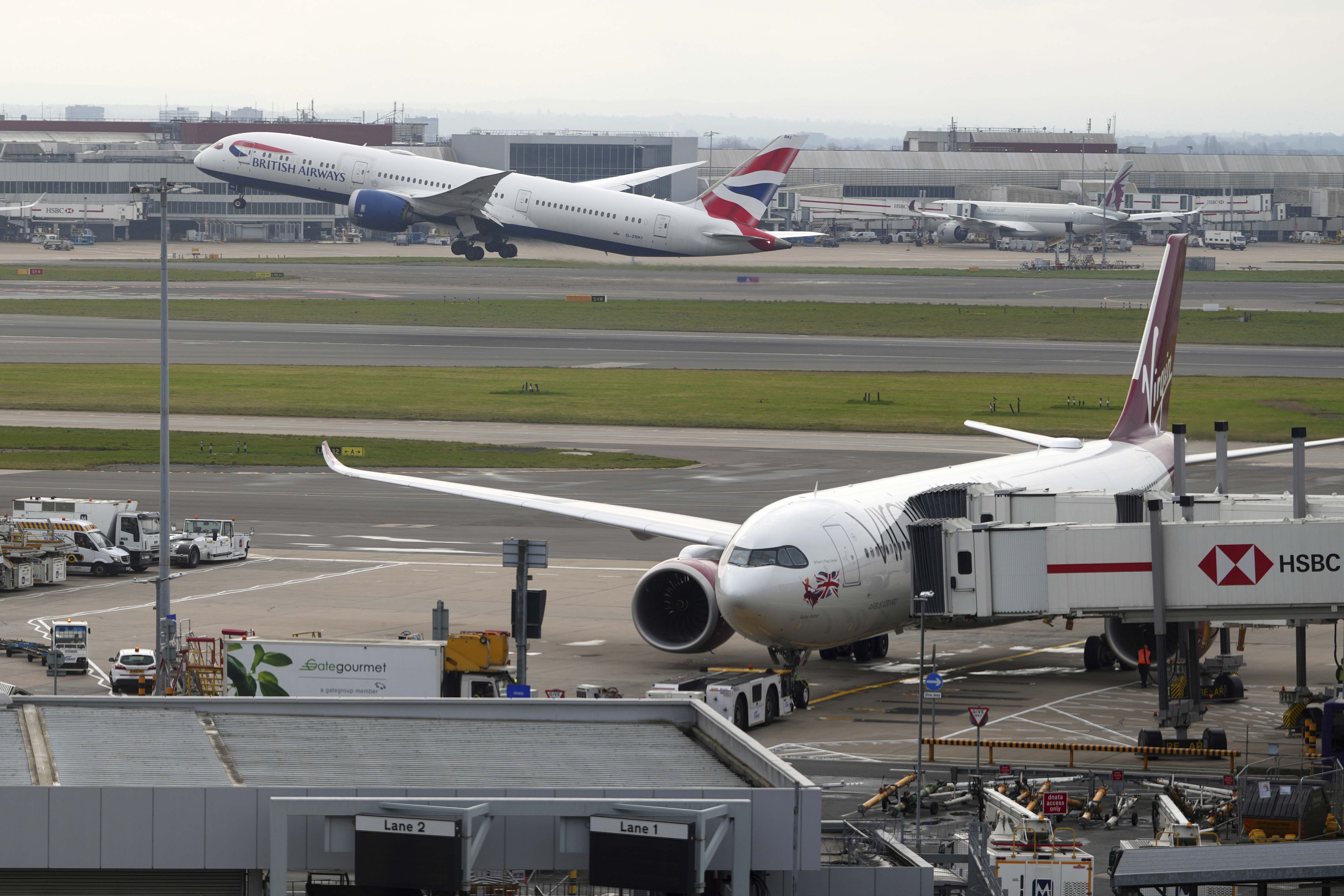 英国要调查希思罗机场的关闭，航空公司警告中断将继续