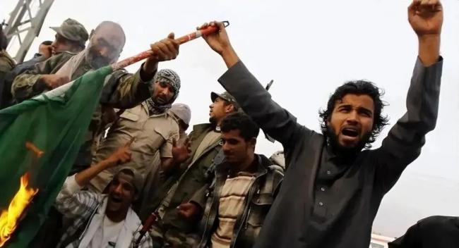 卡扎菲临死前惨状：被拖行40多米，手抹眼泪求饶，士兵拿手机拍照