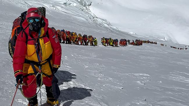 世界之巅垃圾场 珠峰高处遍地废弃帐篷与排泄物