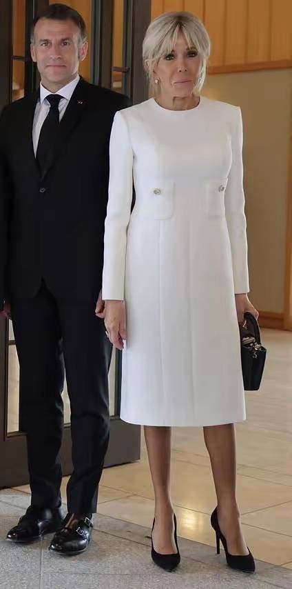 马克龙对日本皇后行吻手礼 爱妻穿紧身裙高跟鞋