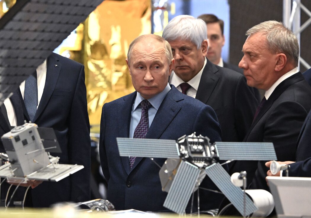 官方媒体发布的俄罗斯总统普京和俄罗斯太空计划负责人尤里·鲍里索夫去年10月的同框照片。