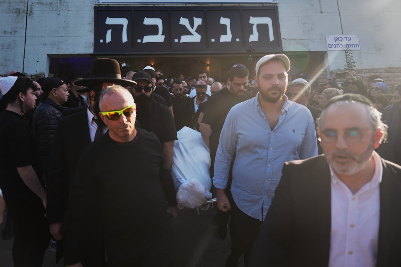 Mourners carrying a body wrapped in a sheet