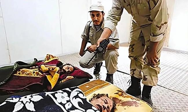 卡扎菲临死前惨状：被拖行40多米，手抹眼泪求饶，士兵拿手机拍照