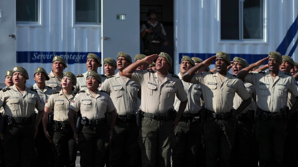 厄瓜多尔警察在 2024 年 2 月 8 日星期四在基多举行的仪式上唱国歌。（美联社照片/Dolores Ochoa）