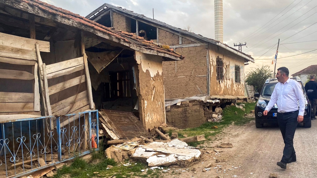 土耳其中部发生里氏 5.6 级地震，部分房屋受损。没有严重受伤的报告 ...