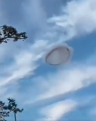 神奇！天空突然出现诡异景象 网友吵翻