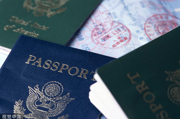 登机前被发现护照上有这东西 情侣被赶出机场