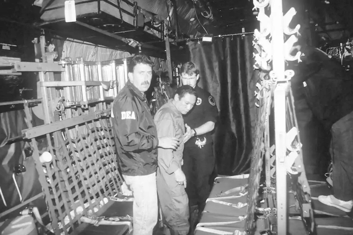 1990年1月3日，遭美国抛弃的时任巴拿马领导人诺列加，被美国缉毒署押送至迈阿密接受“审判”。