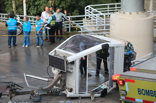 缆车车厢突然坠地损毁 1死9伤！惊悚画面曝光