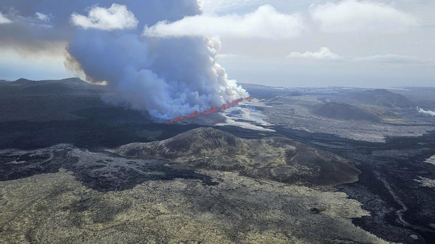 冰岛火山再次喷发，熔岩喷向天空