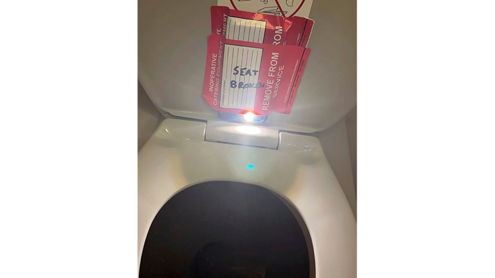 美国航空放弃了律师事务所的说法，称一名 9 岁女孩应该看到马桶座圈上的摄像头 ...