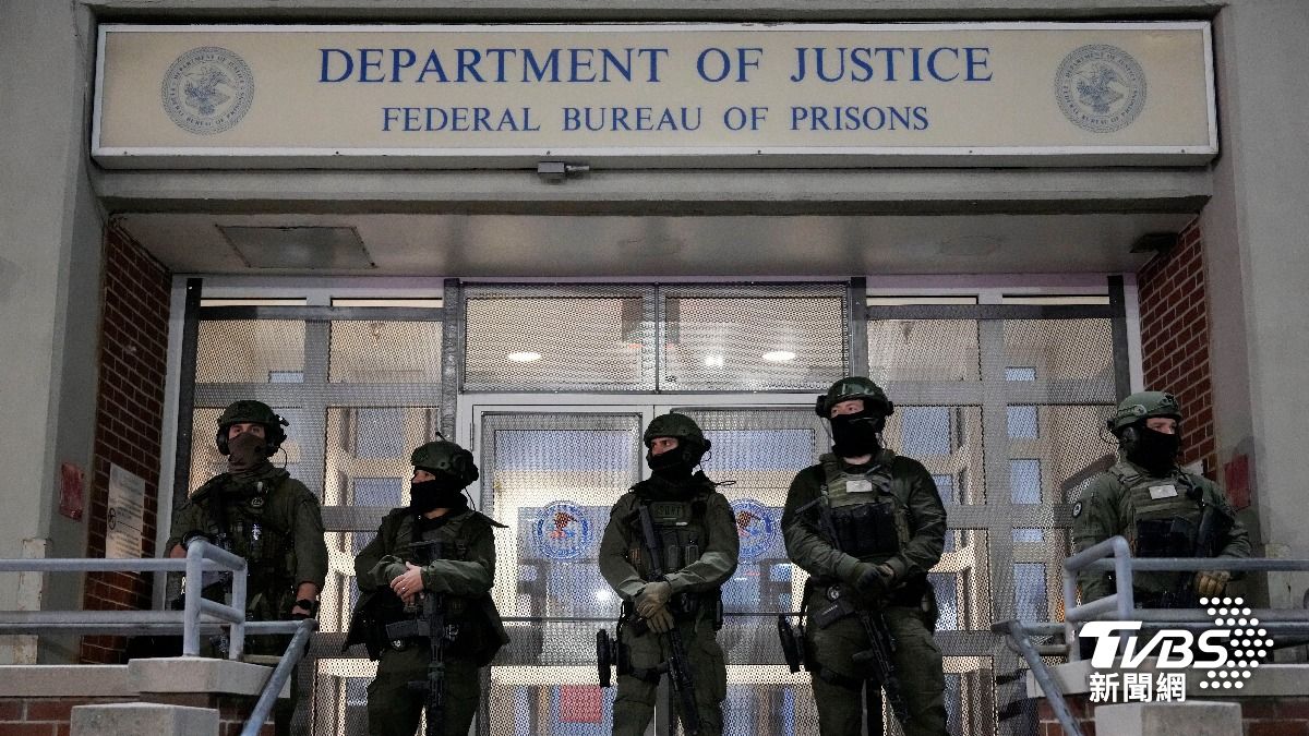 联邦执法人员守在大都会拘留中心外，等马杜罗到来。 （图/达志影像美联社）