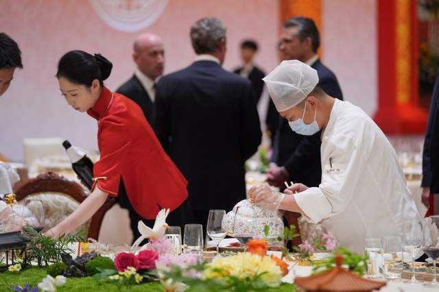 川普访华国宴大餐随心吃，爬天坛累到气喘