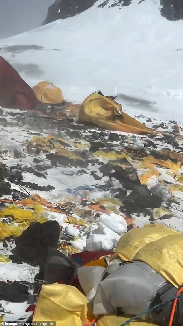世界之巅垃圾场 珠峰高处遍地废弃帐篷与排泄物