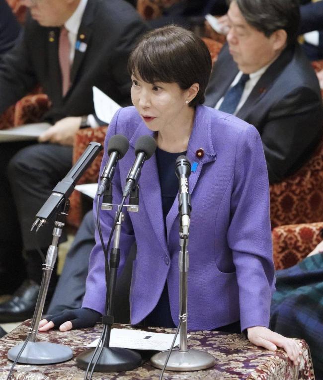 马克龙对日本皇后行吻手礼 爱妻穿紧身裙高跟鞋